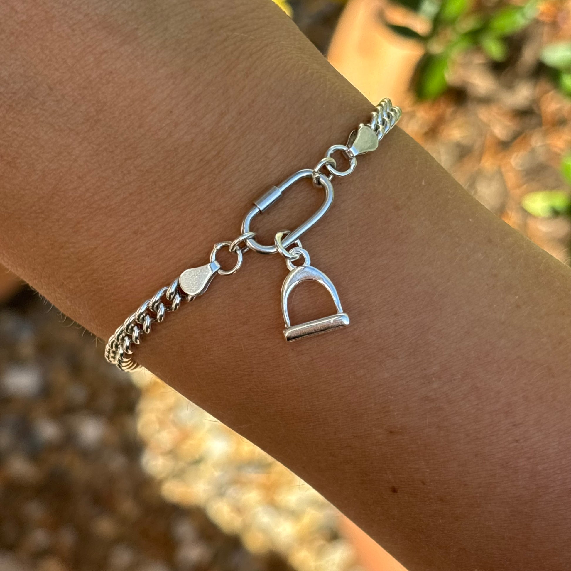 Silver curb chain bracelet with silver stirrup 